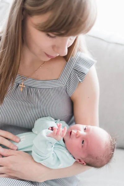 Portrait Style Vie Une Jeune Mère Fille Trois Semaines — Photo