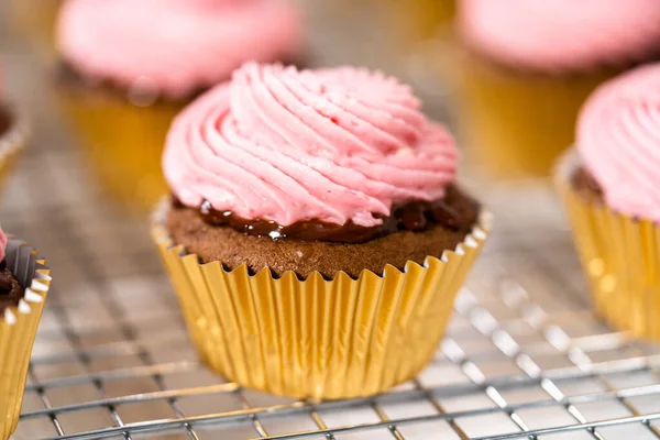 Frosting Schokolade Cupcakes Mit Himbeer Frischkäse Buttercreme — Stockfoto