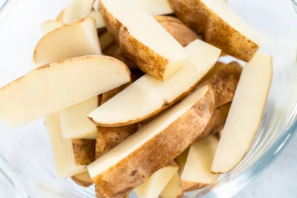 Preparação Batatas Fritas Cunhas Com Azeite Especiarias Para Assar Forno — Fotografia de Stock