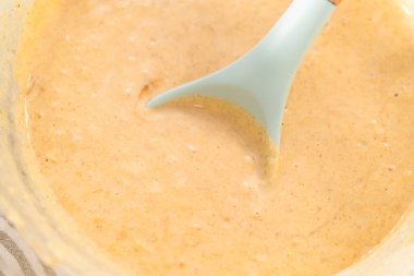 Balkabağı krep hamuru karıştırma kabında.