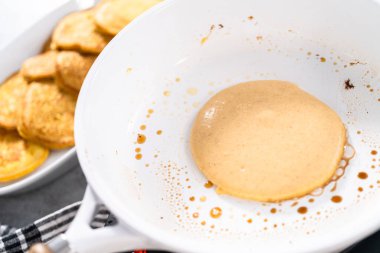 Kızarmış balkabaklı krep kızartma tavasında hamuru..