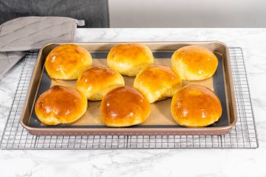 Taze pişmiş brioche çörekleri ve silikon bir paspas..