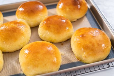 Taze pişmiş brioche çörekleri ve silikon bir paspas..