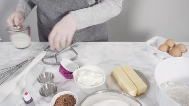 Hacer Cupcakes Terciopelo Rojo Con Glaseado Crema Mantequilla Italiana Rosa — Vídeos de Stock