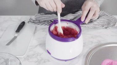 Çikolata parçacıklarını eriterek..