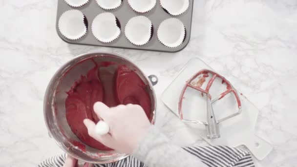 Κάνοντας Κόκκινα Βελούδινα Cupcakes Ροζ Ιταλική Βουτυρόκρεμα — Αρχείο Βίντεο