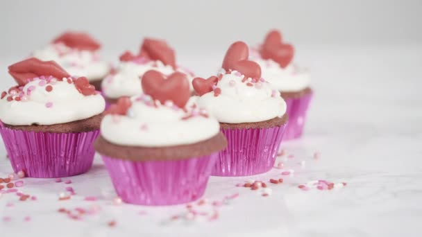 Fazer Cupcakes Veludo Vermelho Com Cobertura Creme Manteiga Italiano Rosa — Vídeo de Stock