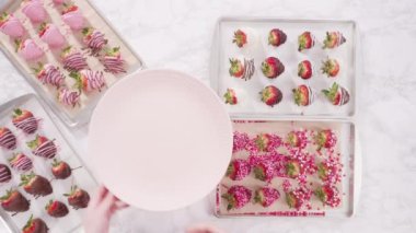 organik çilekler çikolatayla kaplıdır. 