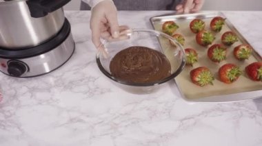 organik çilekler çikolatayla kaplıdır. 