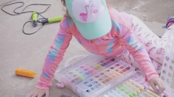 Niña Jugando Con Tiza Una Entrada Frente Casa — Vídeos de Stock