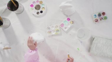 Küçük kız COVID-19 salgınında evde uzaktan öğrenim için sanat projesi üzerinde çalışıyor..