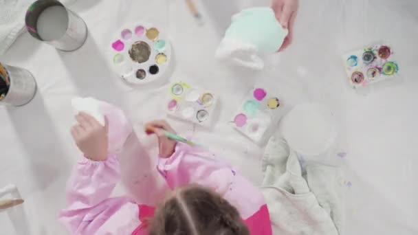 Gadis Kecil Melukis Patung Mache Kertas Dengan Cat Akrilik Untuk — Stok Video