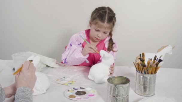 Dívka Malování Papír Mache Figurky Akrylovou Barvou Pro Její Domácí — Stock video