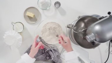 Pasta yapmak için unu diğer malzemelerle karıştırmak..