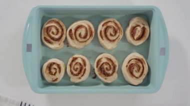 Mavi bir tavada taze pişmiş tarçınlı rulo..