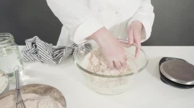 Tarçınlı rulo pişirmek için elle hamur örüyorum..