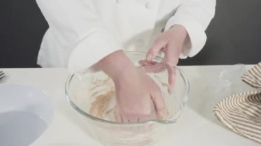 Tarçınlı rulo pişirmek için elle hamur örüyorum..