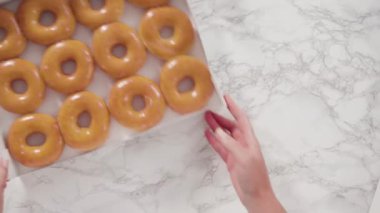 Beyaz bir karton kutuda mağazadan alınmış donutların çeşitliliği.