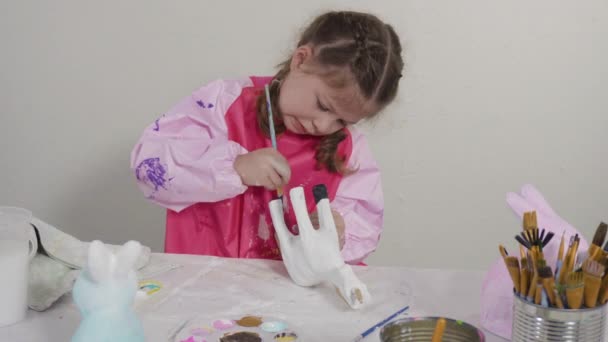Petite Fille Peinture Papier Mache Figurines Avec Peinture Acrylique Pour — Video