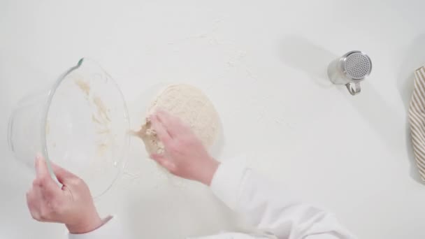 Meel Mengen Met Andere Ingrediënten Een Taart Bakken — Stockvideo