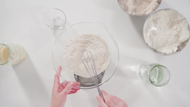 Mieszanie Mąki Innymi Składnikami Pieczenia Ciasta — Wideo stockowe