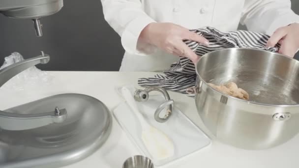 混合面粉和其他配料烘焙蛋糕 — 图库视频影像