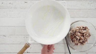 Zaman aşımı. Düz yatıyordu. Kızartma tavasında sotelenmiş organik bebek mantarlar..