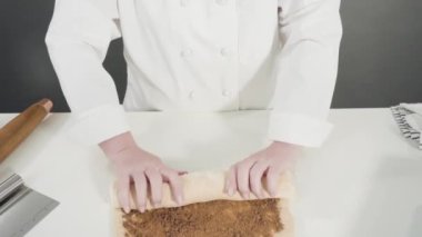 Tarçınlı rulo pişirmek için elle hamur örüyorum..