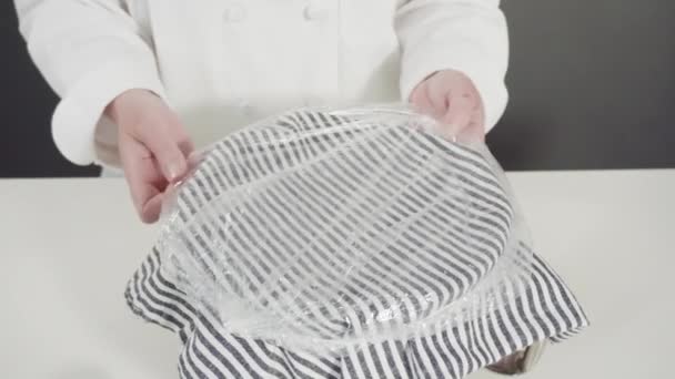 Szydełkowanie Ciasta Ręcznie Pieczenia Bułek Cynamonowych — Wideo stockowe