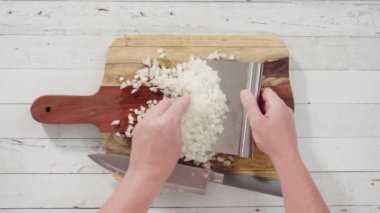 Tahtada organik sarı soğan doğruyorum..