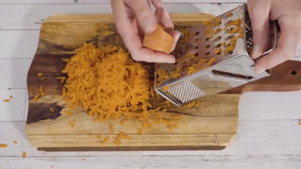 Geriebene Bio Orangenkarotten Auf Einem Holzschneidebrett — Stockvideo