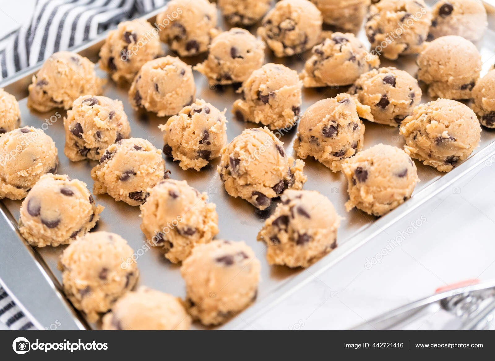 Homemade Chocolate Chip Cookies Dough Scoops Baking Sheet Stock Photo by  ©urban_light 442721416