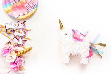 Düz yatıyordu. Tek boynuzlu at temalı çocukların doğum günü partisi nesneleri.