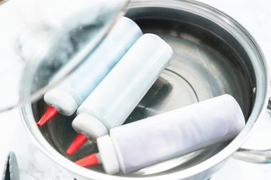 Eriyen çikolata sıcak suda plastik şişelerde erir..