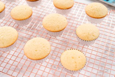 Kurutma sehpasında taze pişmiş vanilyalı kekler..