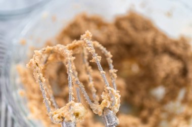 Çikolata parçacıklı kurabiye yapmak için karıştırma kabında malzemeleri karıştırıyorum..