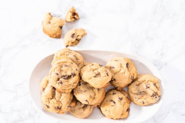 Beyaz tabakta ev yapımı çikolatalı kurabiyeler..