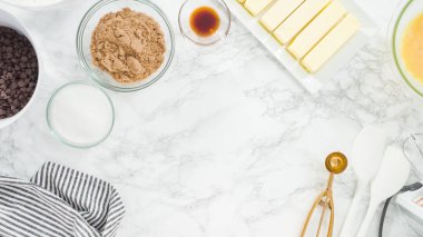 Adım adım. Düz yatıyordu. Çikolata parçacıklı kurabiye yapmak için cam kasede malzemeleri karıştırıyorum..