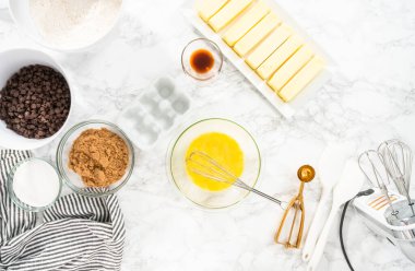 Çikolata parçacıklı kurabiye yapmak için karıştırma kabında malzemeleri karıştırıyorum..