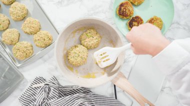 Düz yatıyordu. Adım adım. Küçük bir tavada zeytinyağında kabak keki kızartıyorum..