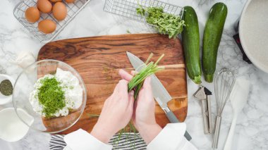 Düz yatıyordu. Adım adım. Kabak keki yapmak için karışımı karıştırıyorum..