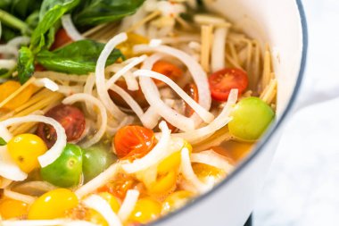 Bir tencere makarnayı mayalanmış dökme demir Hollanda fırınına hazırlıyorum..