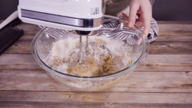 Adım adım. Yulaf ezmesi pişirmek için malzemeleri karıştırıyorum. Bardaktaki kurabiyeleri karıştırıyorum..