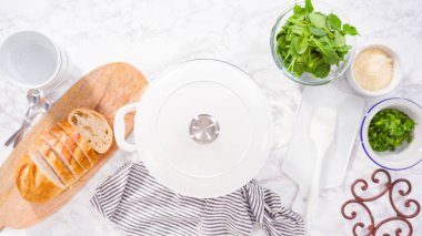 Dökme demir Hollanda fırınında vejetaryen beyaz fasulye çorbası pişirmek.