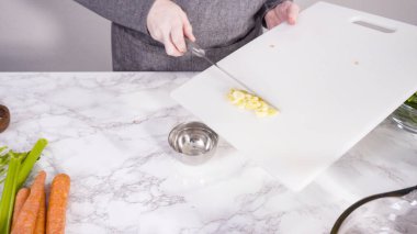 Vejetaryen fasulye çorbası pişirmek için sebzeleri doğramak..