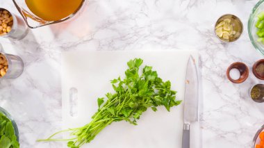 Vejetaryen fasulye çorbası pişirmek için sebzeleri doğramak..