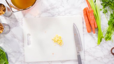 Vejetaryen fasulye çorbası pişirmek için sebzeleri doğramak..