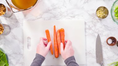 Vejetaryen fasulye çorbası pişirmek için sebzeleri doğramak..