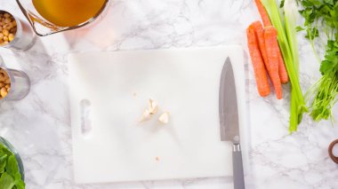 Vejetaryen fasulye çorbası pişirmek için sebzeleri doğramak..