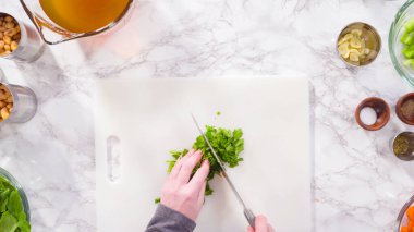 Vejetaryen fasulye çorbası pişirmek için sebzeleri doğramak..